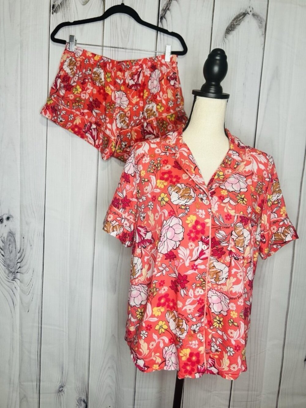 Victorias Secret Womens Sz M Pajama Set Short-Sleeve Shirt Shorts Coral Floral